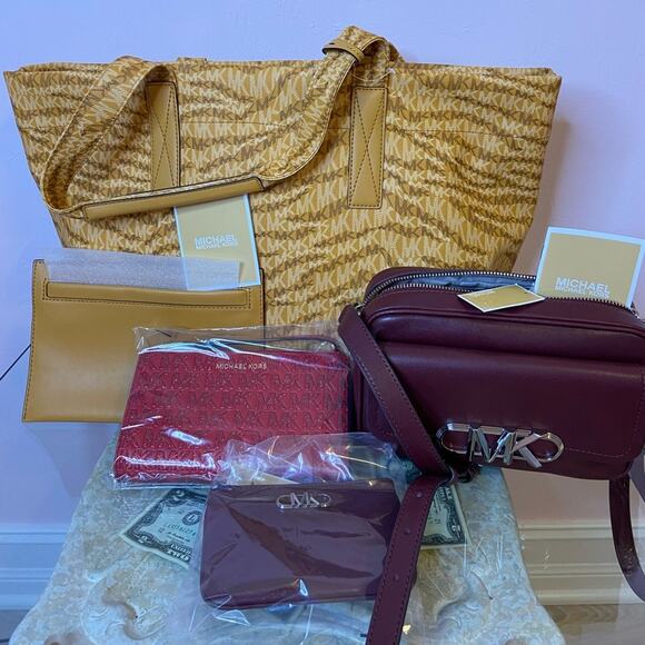 NWT MSRP$1000  SET OF  4 NEW DESIGNER  MICHAEL CORS  Bags - Picture 1 of 1